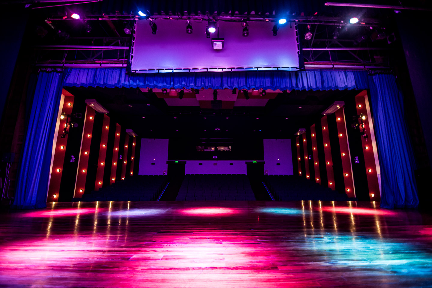 Escenario iluminado del Teatro Eugene O’Neill